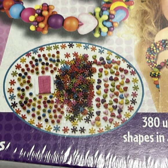 Small World Fashion Thread’em Beads 8 Designs to Make Bracelets - Picture 9 of 11